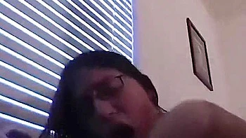 Задрочка брюнетка превращается в волосатую суку для минета