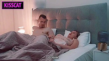 La madrastra despierta agarrando la polla del hijastro y recibe facial