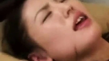 Japanisches Babe bläst und reitet Cowgirl