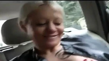 Lesbiennes françaises lèchent chatte et baisent en levrette