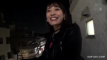 Diosa asiática morena follada anal con creampie