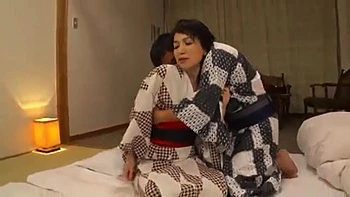 Mujer ardiente chupa polla