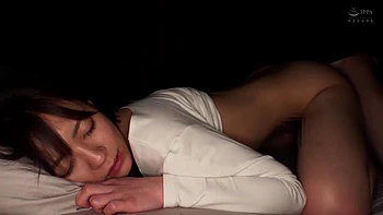 Linda asiática delgada empapada de leche