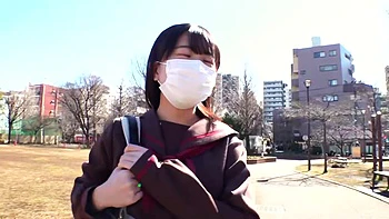 Asiatique à gros seins suce la bite en profondeur