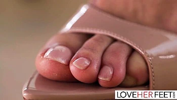 Audrey Reid fickt mit großen Titten und fettem Arsch an den Füßen