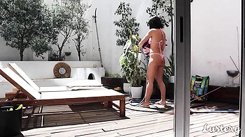 Latina Milf bläst hart und fickt mit großem Schwanz