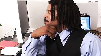 Tattooierte Brünette fickt großen Schwanz und bekommt Facial