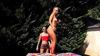 Джейла и Джина лесбийская мастурбация на фотосете