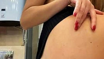 Emilyshy wichst ihre riesigen Titten allein