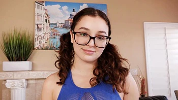 Leana Lovings se fait baiser fort sa chatte à lunettes