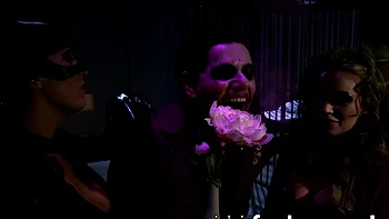 Catwoman sauvage baise Joker dans un trio hardcore