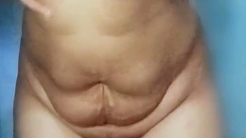 Garota indiana se masturba sozinha no banheiro