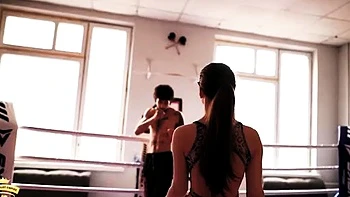 Pelea de lucha femdom con fetiche de pies morena