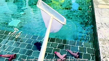 Blondes Teen schluckt und wichst im Schwanz-gefüllten Pool