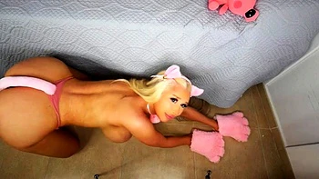 Финская блондинка Аманда Той голая мастурбирует с большими сиськами