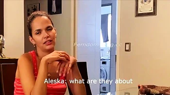 Queen Aleska leckt Füße im Fetisch-Dessous