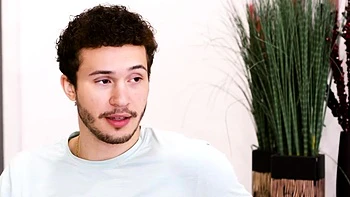 Подросток брюнетка Лейна Мари сосет и лижет киску