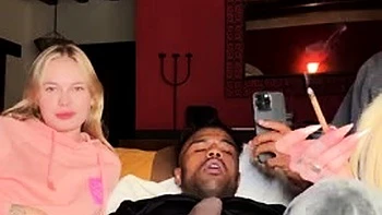 Blonde fickt hart im interracial Dreier