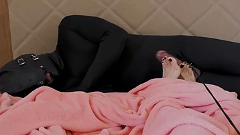 Brincadeira fetiche de pés da deusa Elisa em dia frio