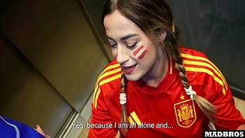 Gata espanhola de bunda grande fodida anal e DP após jogo de futebol