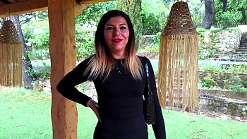 Lily Alix donne un soin coquin