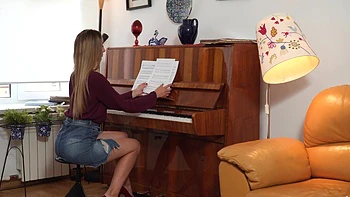 Blonde se caresse la chatte serrée en solo avec ses longs doigts