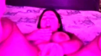 Латиноамериканка мастурбирует с игрушками и большими сиськами