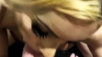 Блондинка Фиона сосет волосатый член леди-боя от первого лица