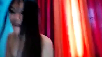 Chica asiática se masturba la pussy en webcam