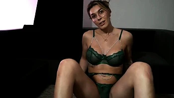 Brünette Milf mit großen Titten in Dessous solo