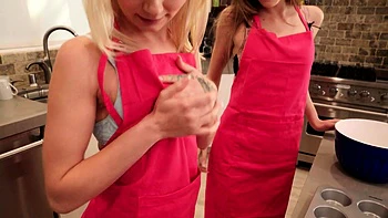 Blondes Babe lutscht Schwanz im Dreier in der Küche