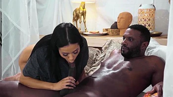 Busenstarke Latina spreizt ihre nasse Fotze hart