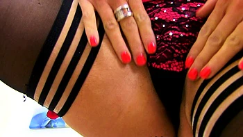 Le cunni mouillé de Lelani avec jouets et bas sexy