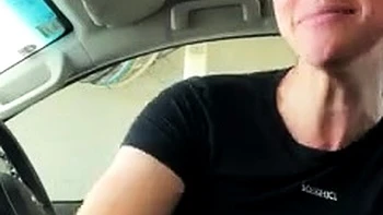 Milf morena se masturba en el lavado de coches