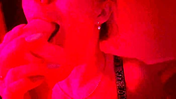 Blonde tatouée exhibe son talent pour la fellation