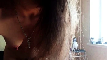 Adolescente russe blonde se masturbe seule en webcam