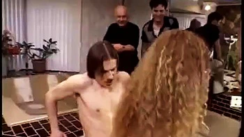 Annie mete la polla hasta la garganta en un minetazo duro