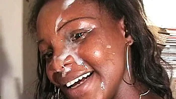 Tittenbombe fickt in Reiterstellung und Missionarsstellung, leckt geil