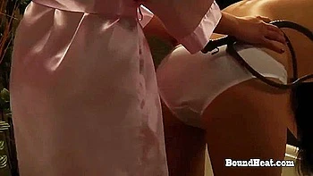 Подчиненная чешская горничная трахается в ванной