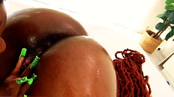 Черные подружки с большими сиськами лижут и трутся