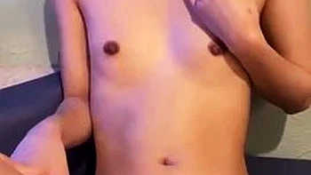 Asiatique baise en levrette et missionnaire avec pipe