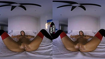 Strip-tease solo VR et masturbation en lingerie