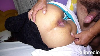 Anal-Schlampe fickt doggy und pinkelt