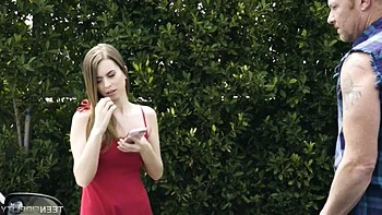 Teen mit großen Titten bekommt Creampie beim Doggy-Reiten