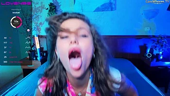 Amatrice sexy qui se déshabille en direct