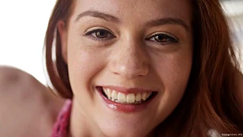 Loira sardenta chupando peitões e fodendo forte no doggy