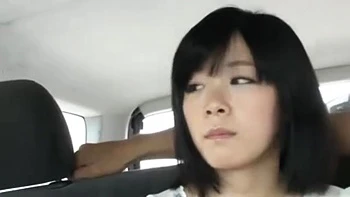 Crie de douleur en suçant une grosse bite