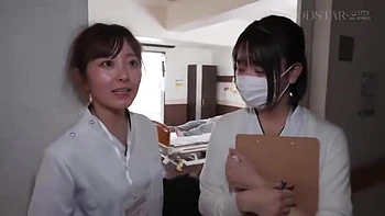 Frau wird hinter dem Rücken vom Cuckold gefickt