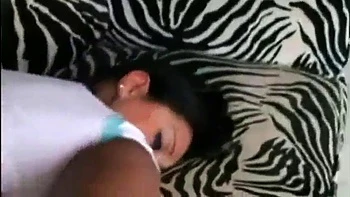 Latina mit großem Arsch fickt Cowgirl und bläst Schwanz