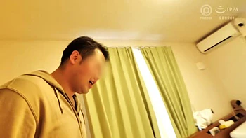 Японка сосёт и страстно целуется в туалете